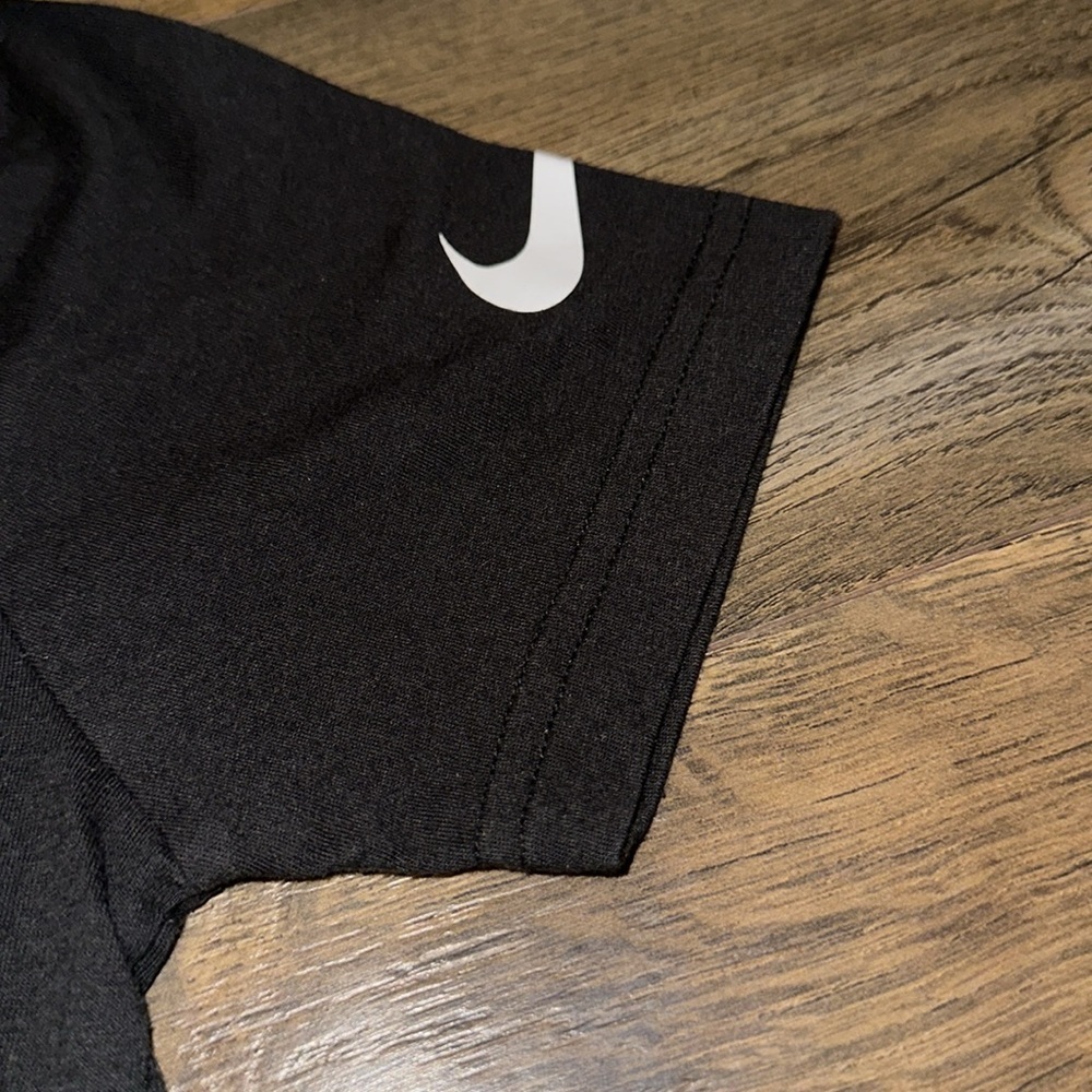 Boys Nike Tee size S - Picture 2 of 3